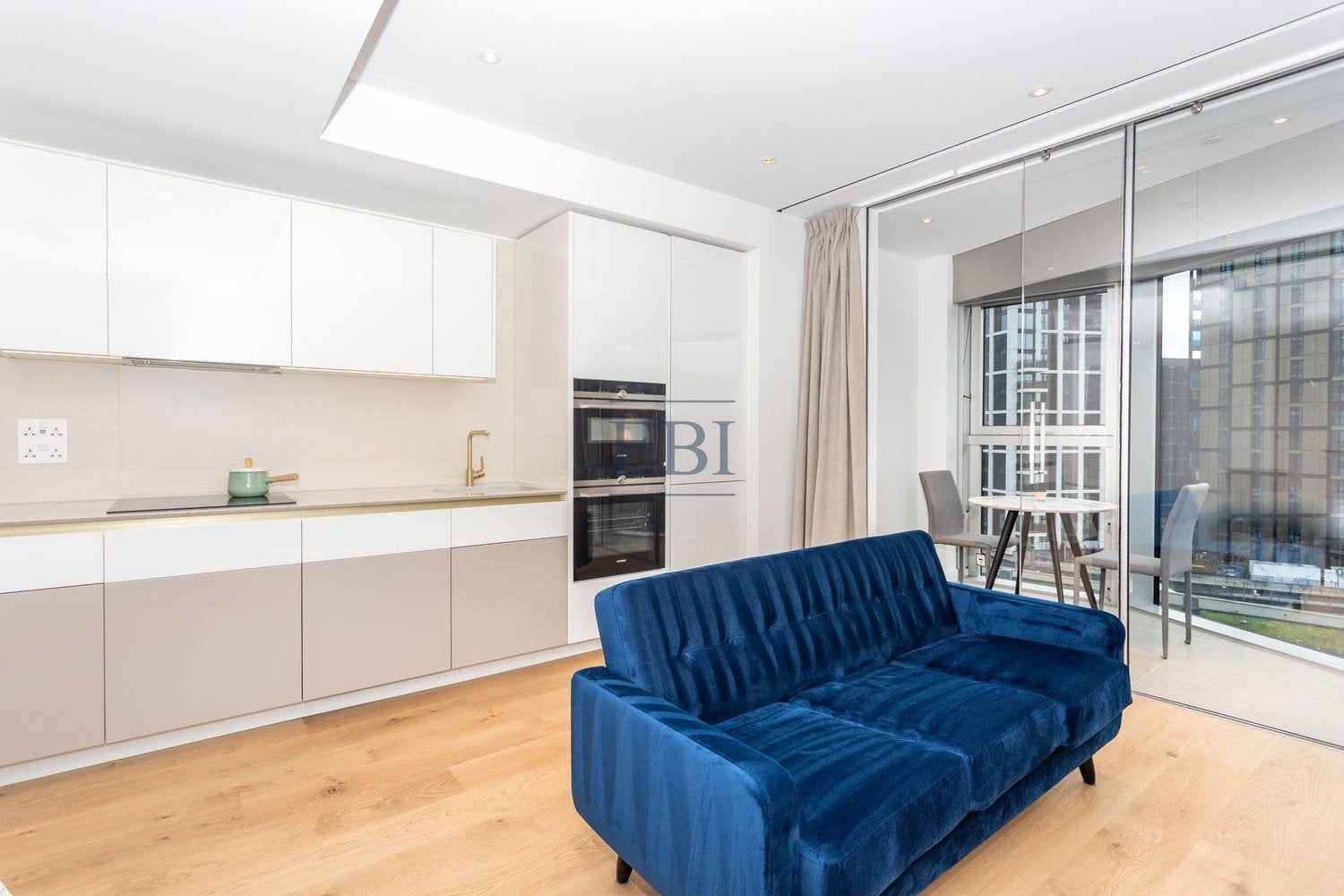 Flat Sheepcote Lane in Greater London
