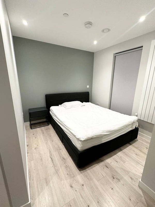Flat Wickford Way in Greater London