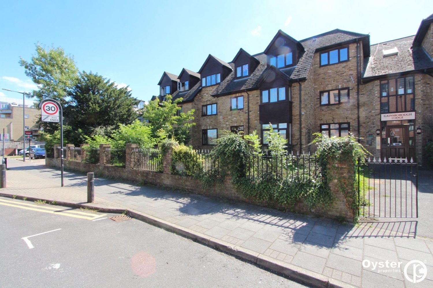 Flat Hindes Road in Greater London