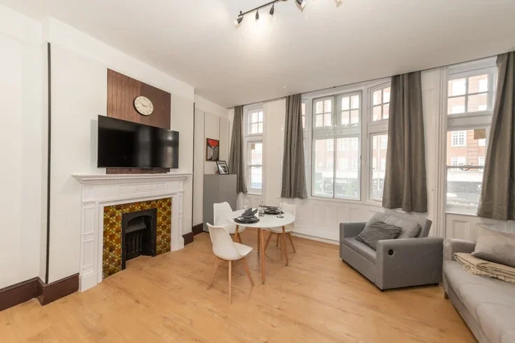 Flat Kensington High Street in Greater London