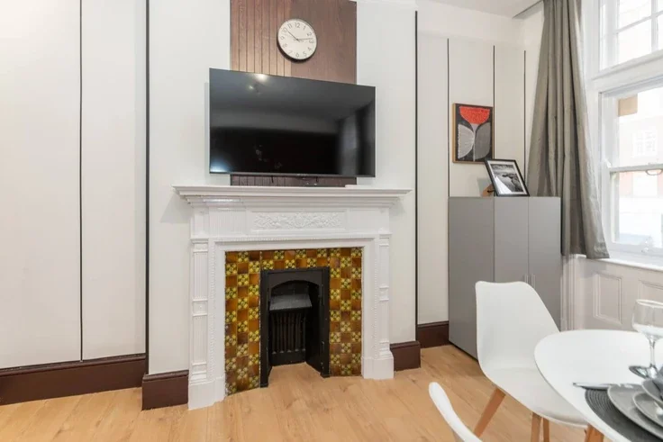 Flat Kensington High Street in Greater London