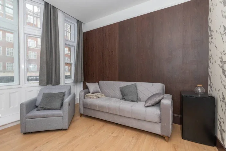 Flat Kensington High Street in Greater London