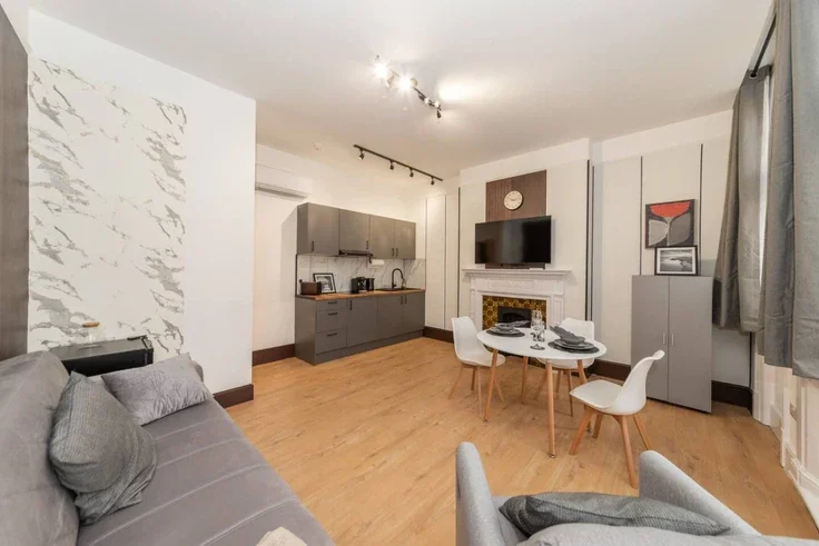 Flat Kensington High Street in Greater London