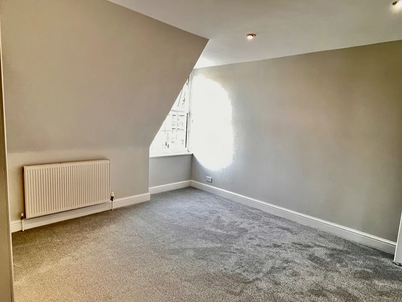 Flat Avondale Avenue in Elmbridge