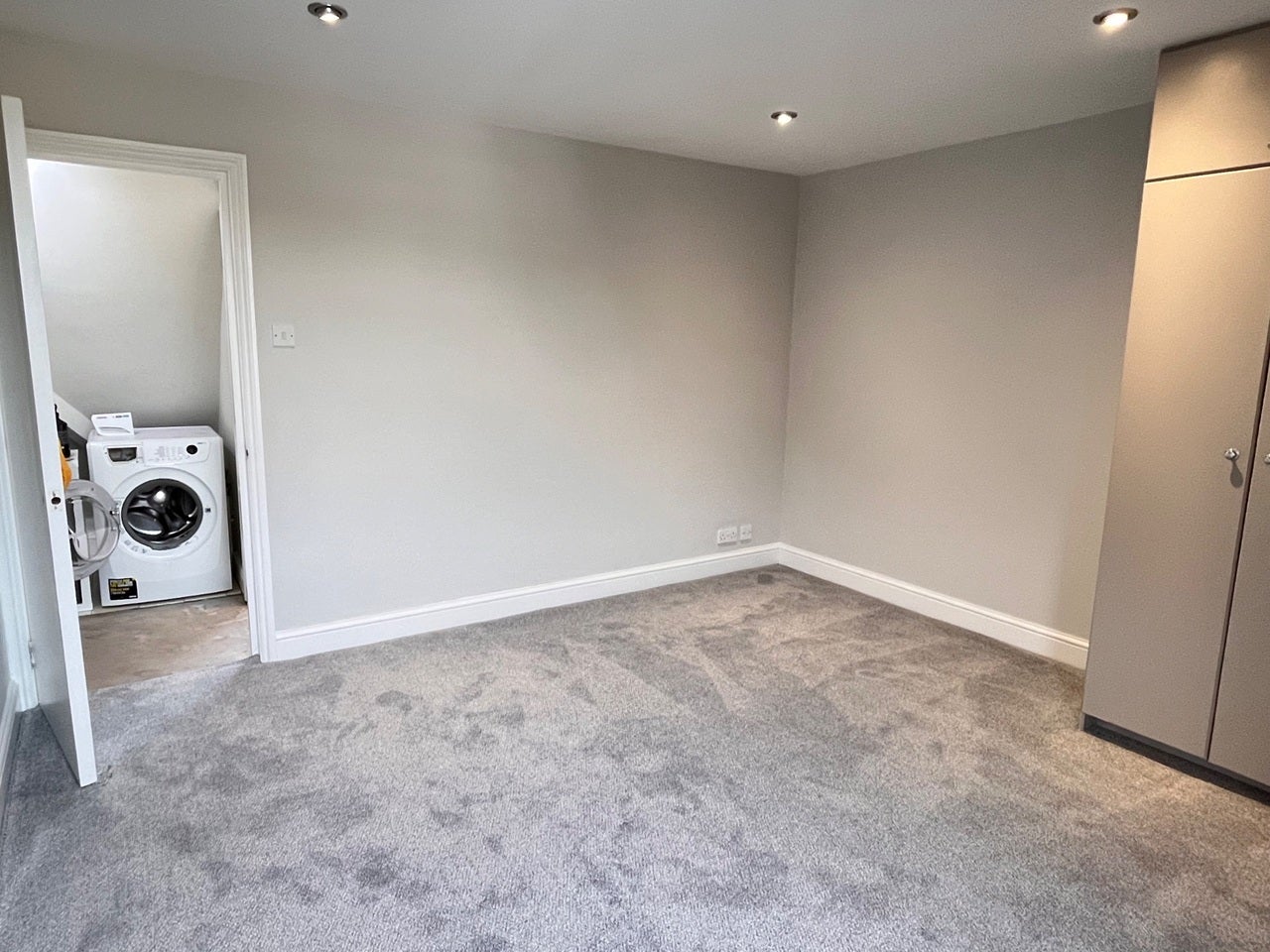Flat Avondale Avenue in Elmbridge