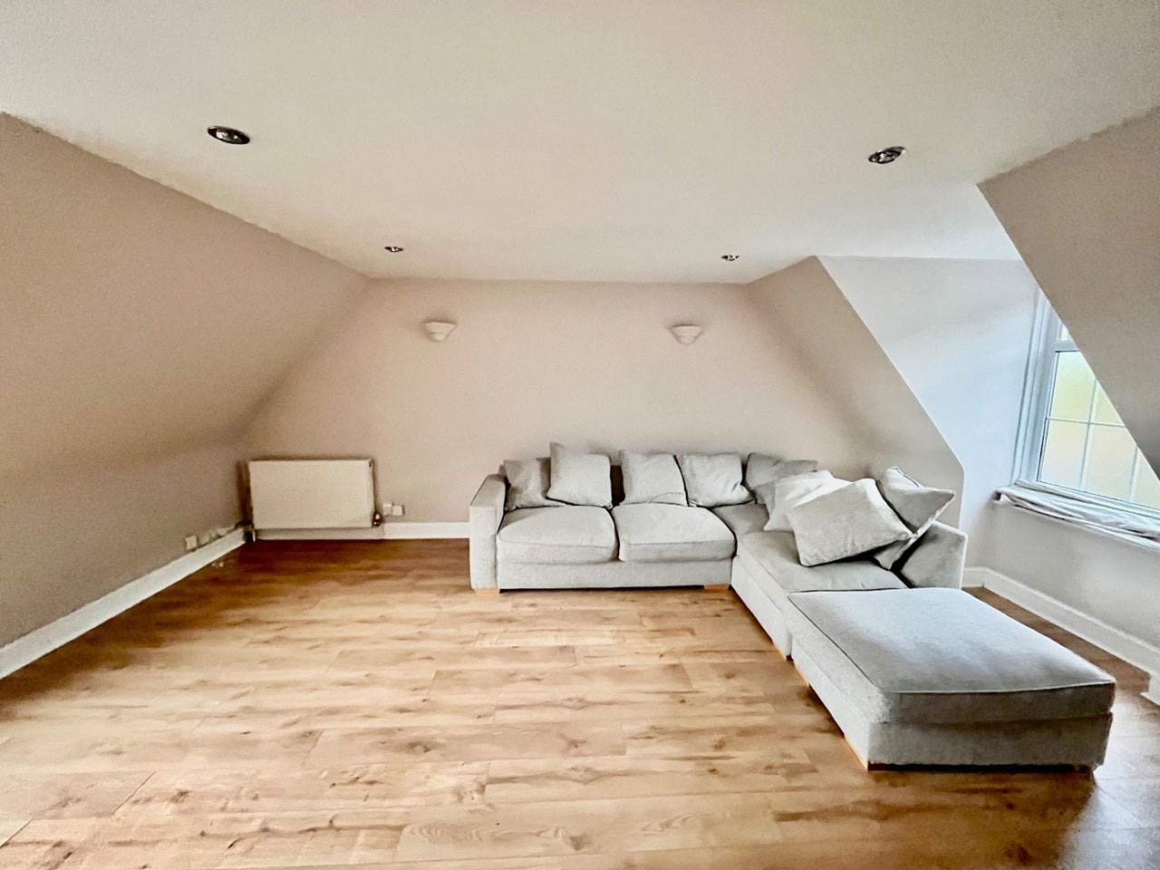 Flat Avondale Avenue in Elmbridge