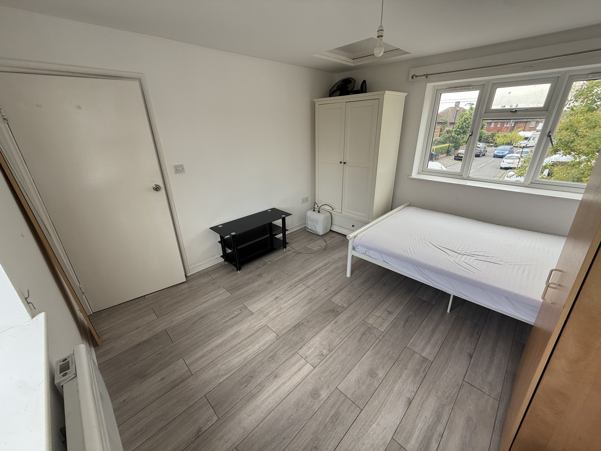 Flat Staines Road in Greater London