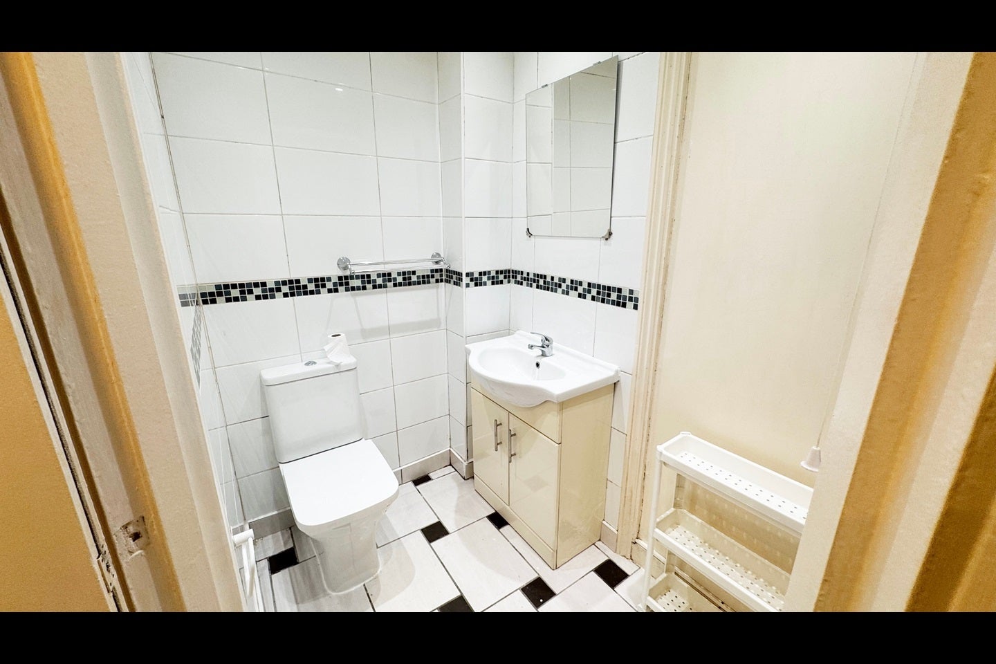 Flat Benwell Road in Greater London