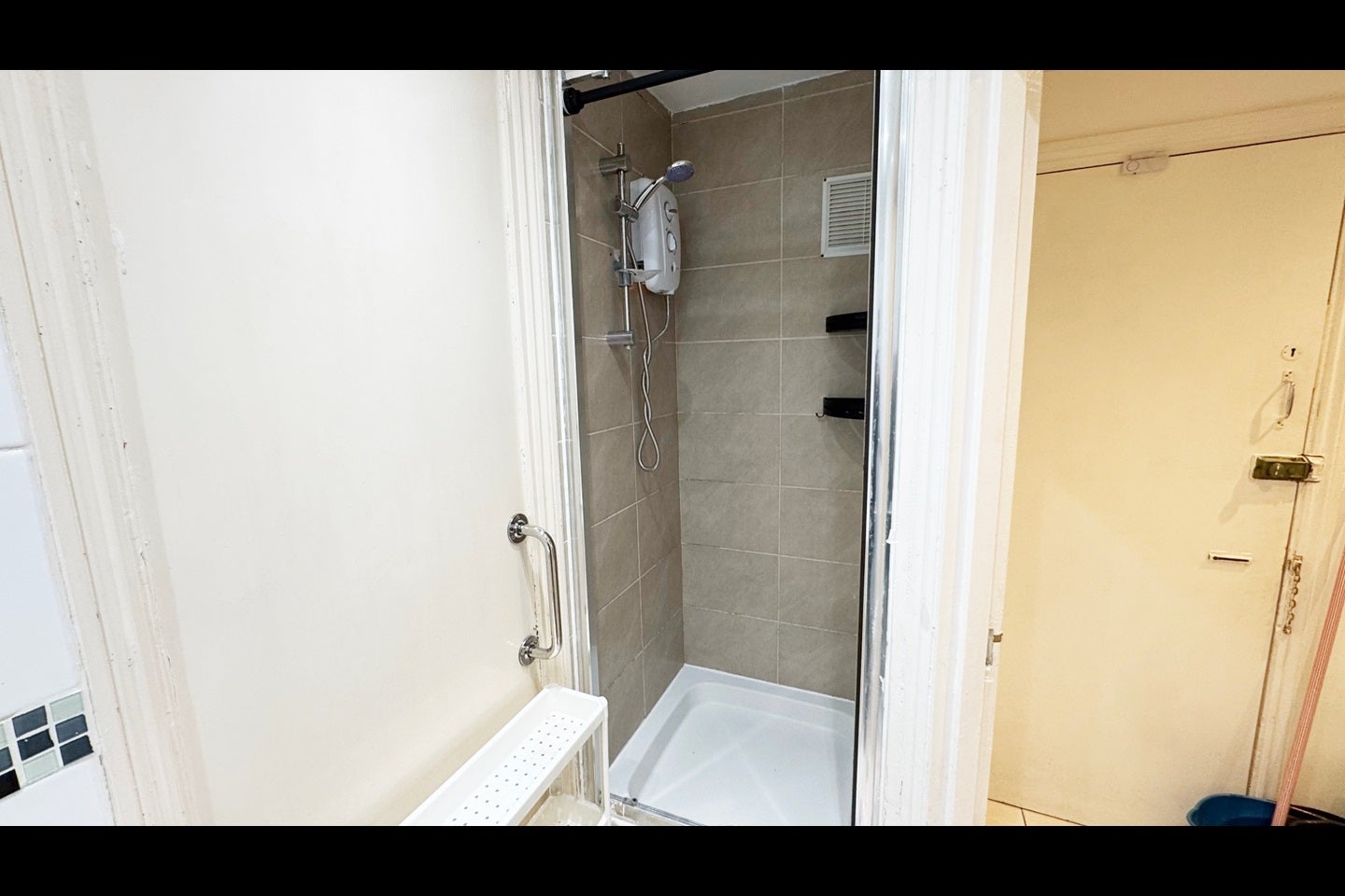 Flat Benwell Road in Greater London
