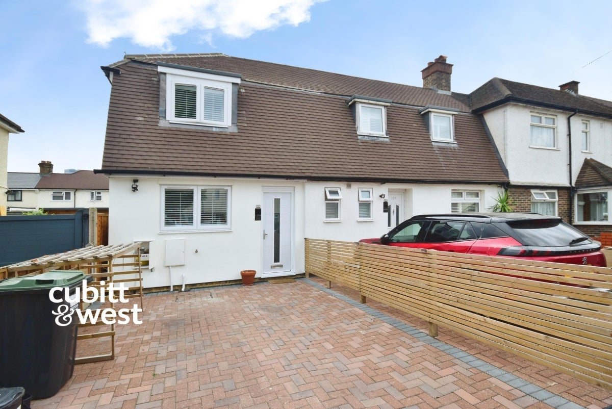House Maude Close in Folkestone and Hythe District