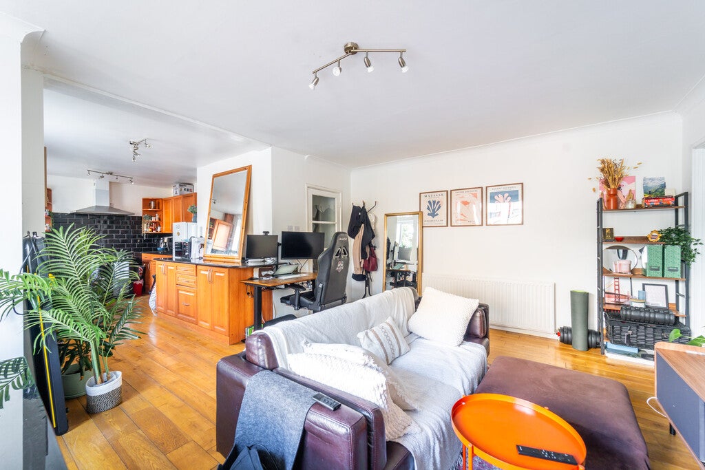 Flat Brondesbury Road in Greater London