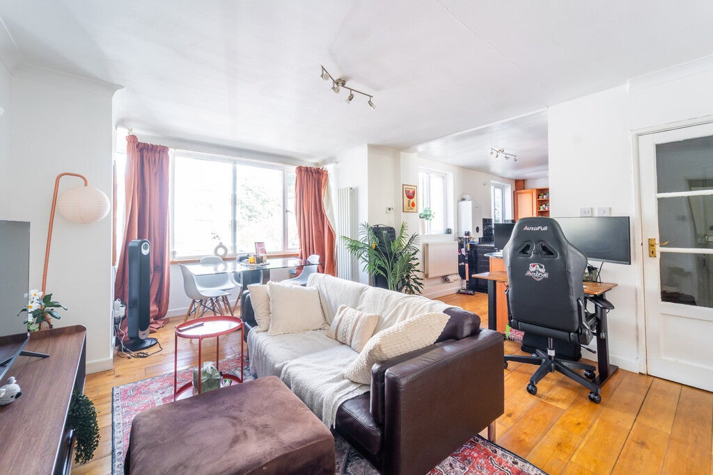 Flat Brondesbury Road in Greater London