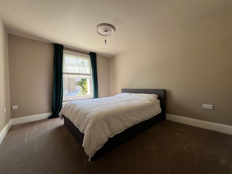 Flat Sudbourne Road in Greater London