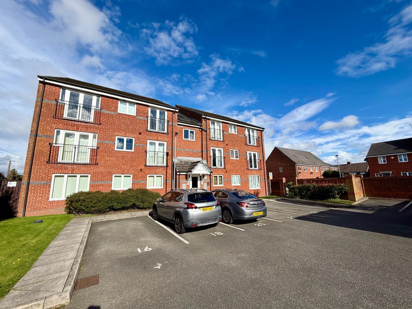 Flat Oakwood Grove in Radcliffe