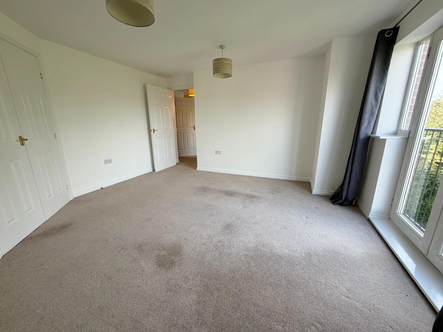Flat Oakwood Grove in Radcliffe