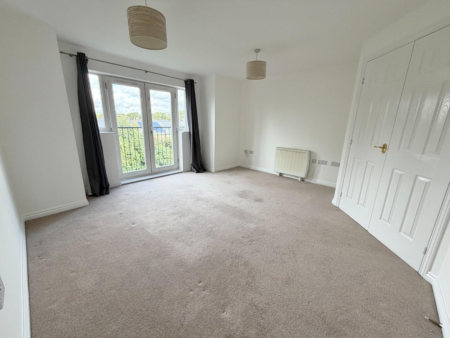 Flat Oakwood Grove in Radcliffe