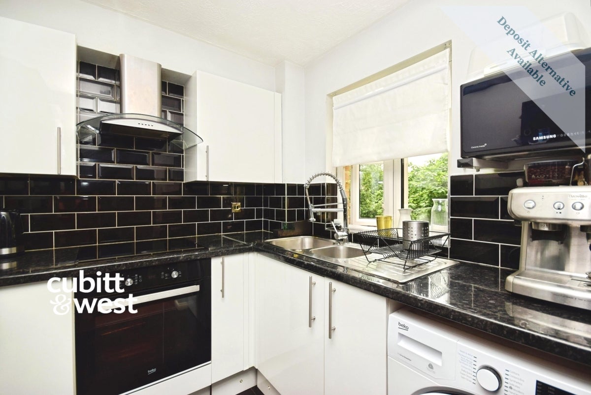 Flat Holmwood Gardens in Greater London