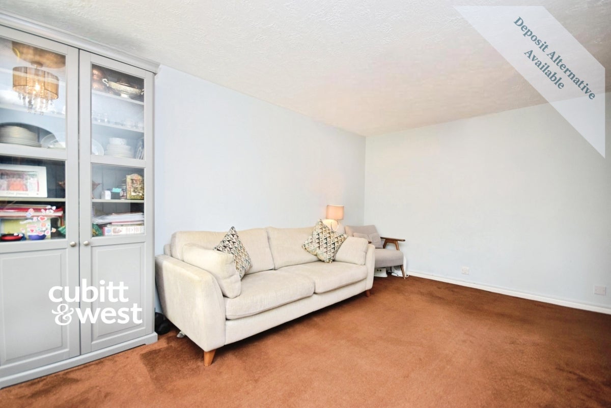 Flat Holmwood Gardens in Greater London
