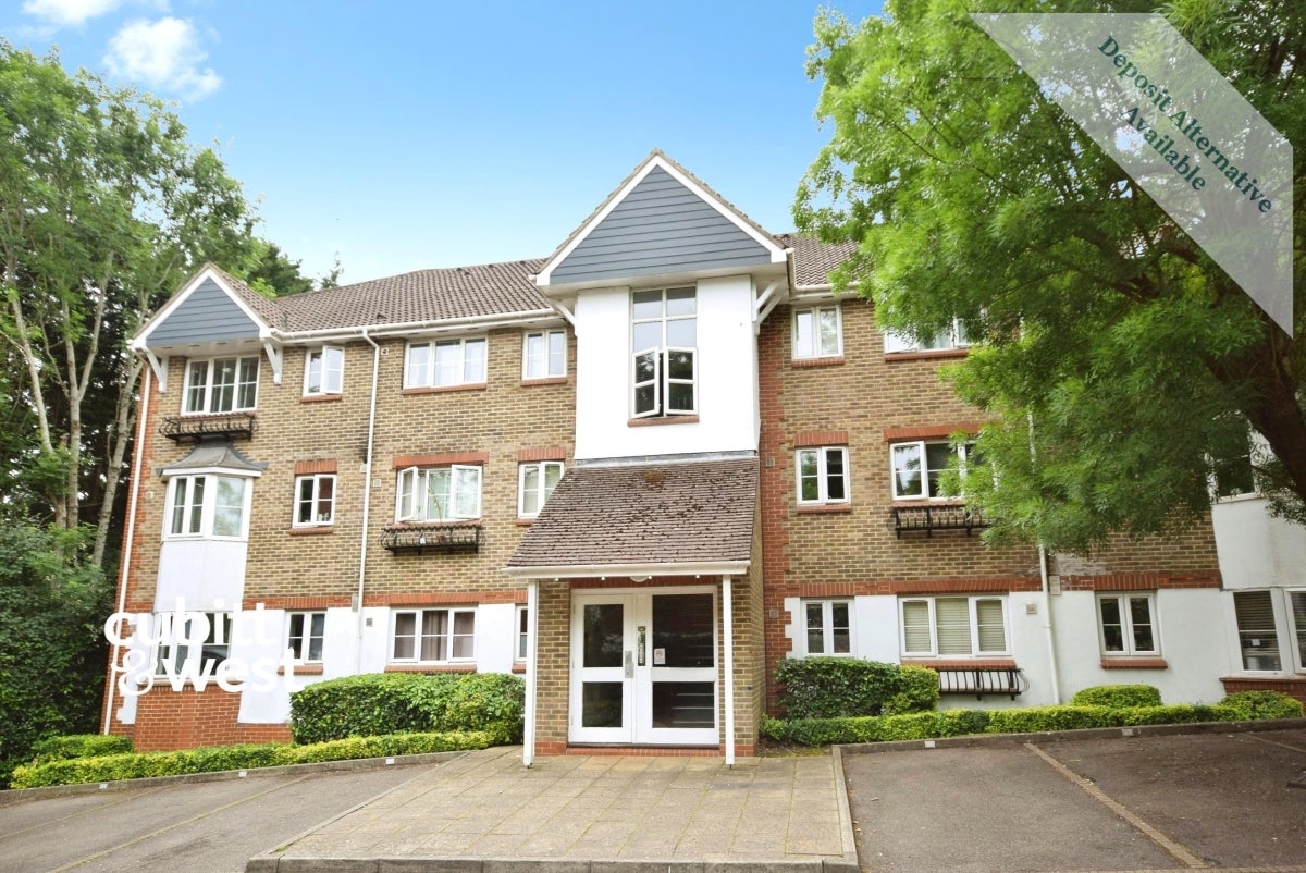 Flat Holmwood Gardens in Greater London