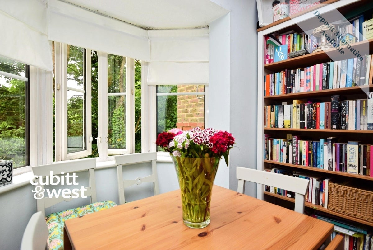 Flat Holmwood Gardens in Greater London