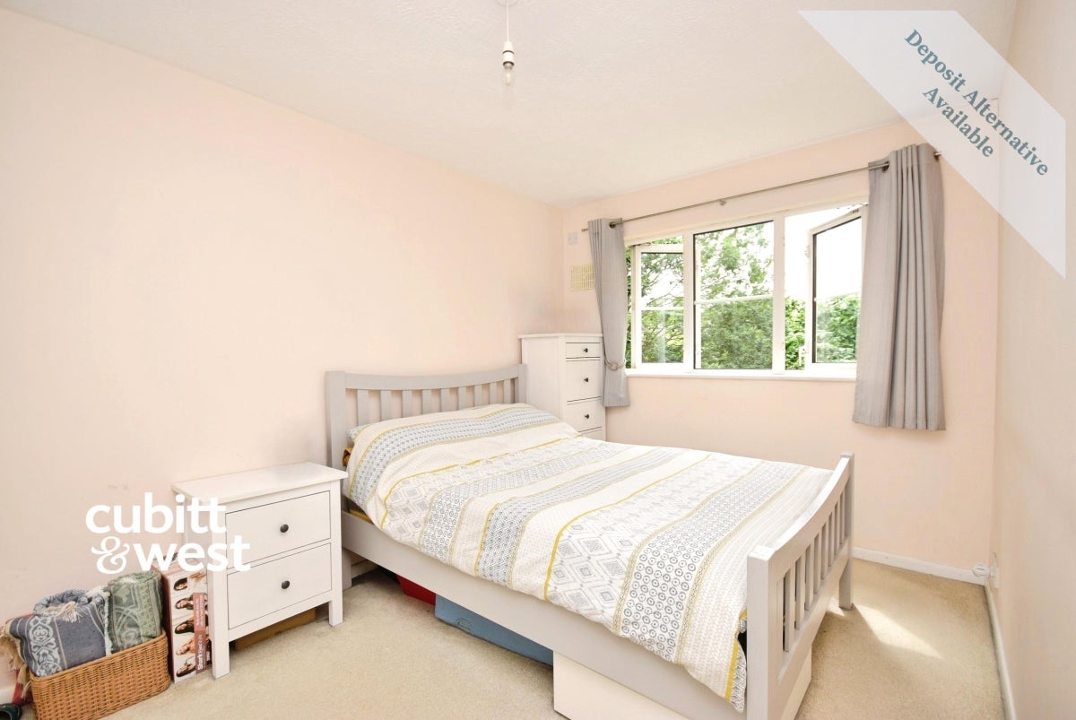 Flat Holmwood Gardens in Greater London
