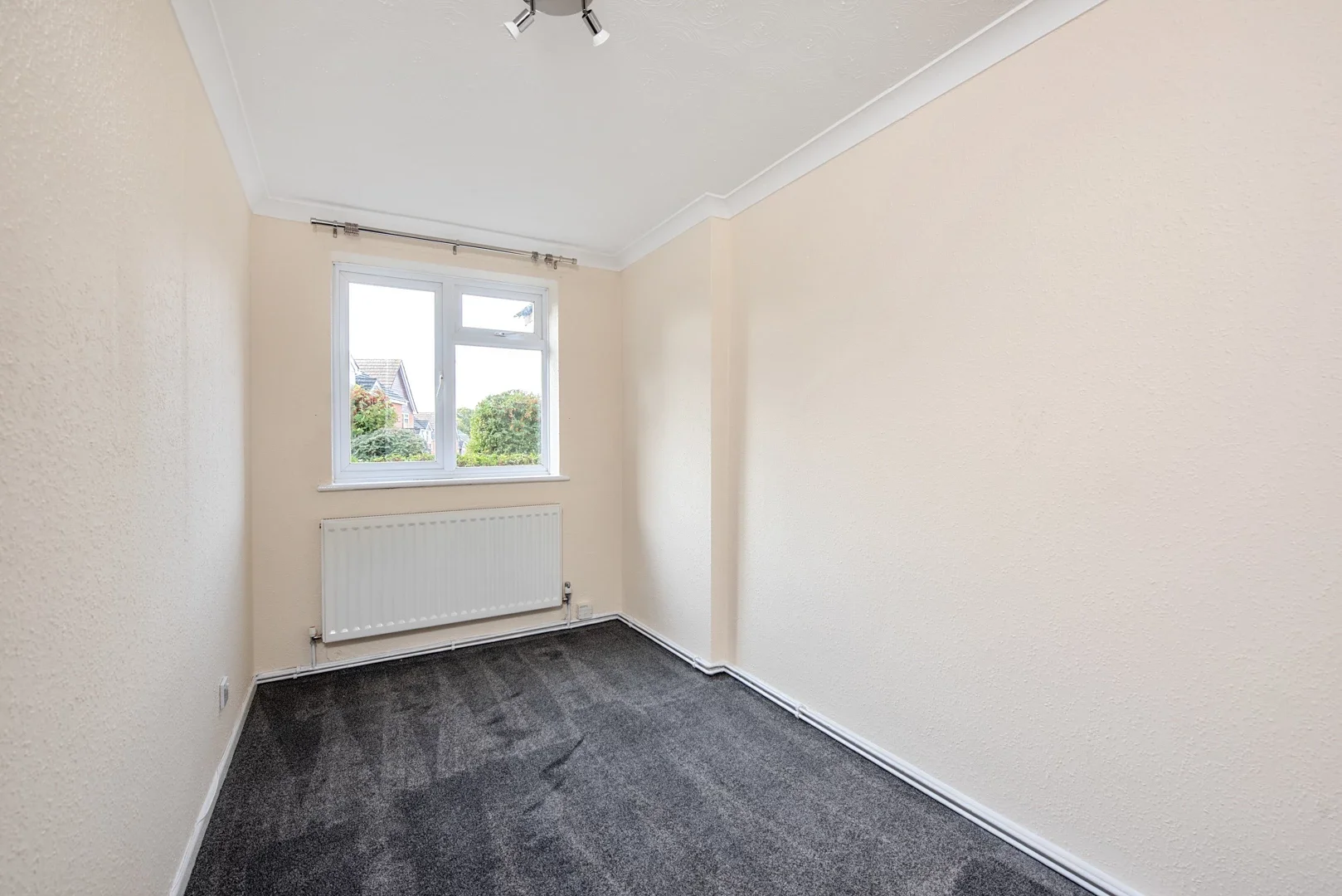 Flat Sandringham Way in Surrey Heath