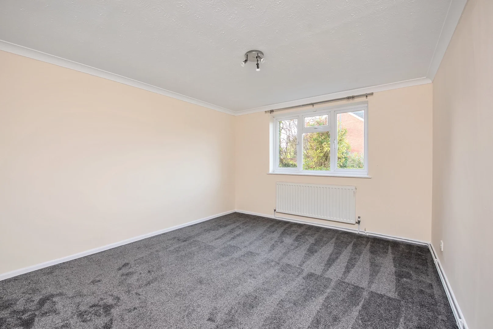 Flat Sandringham Way in Surrey Heath