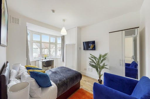 Room Highview Road in Greater London