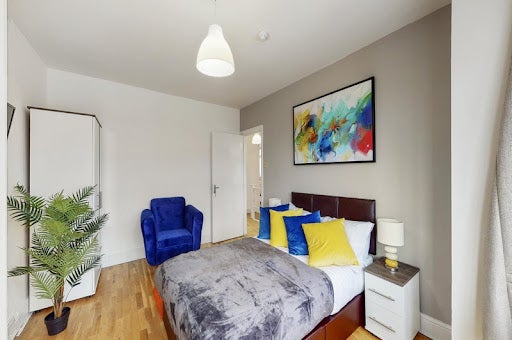 Room Highview Road in Greater London