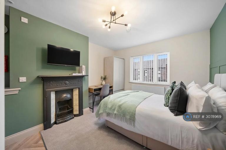 Room Sunsdale Road in Liverpool