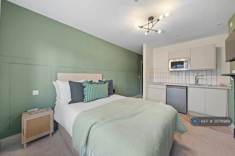 Room Sunsdale Road in Liverpool