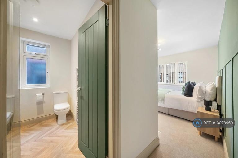 Room Sunsdale Road in Liverpool