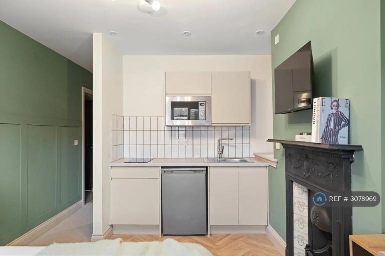 Room Sunsdale Road in Liverpool
