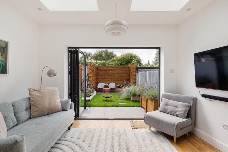 Room Skeltons Lane in Greater London