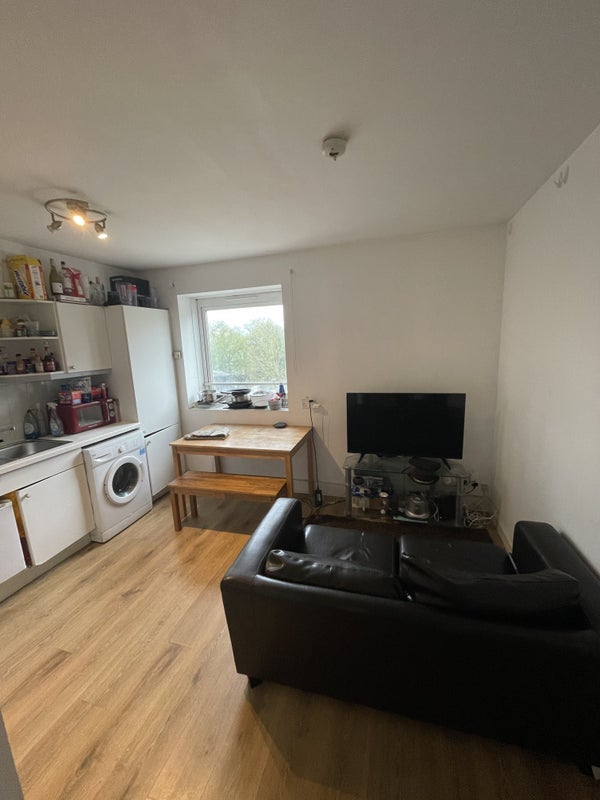 Room Austin Road in Greater London