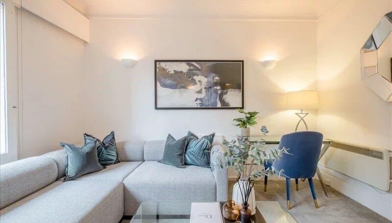 Flat Westferry Circus in Greater London