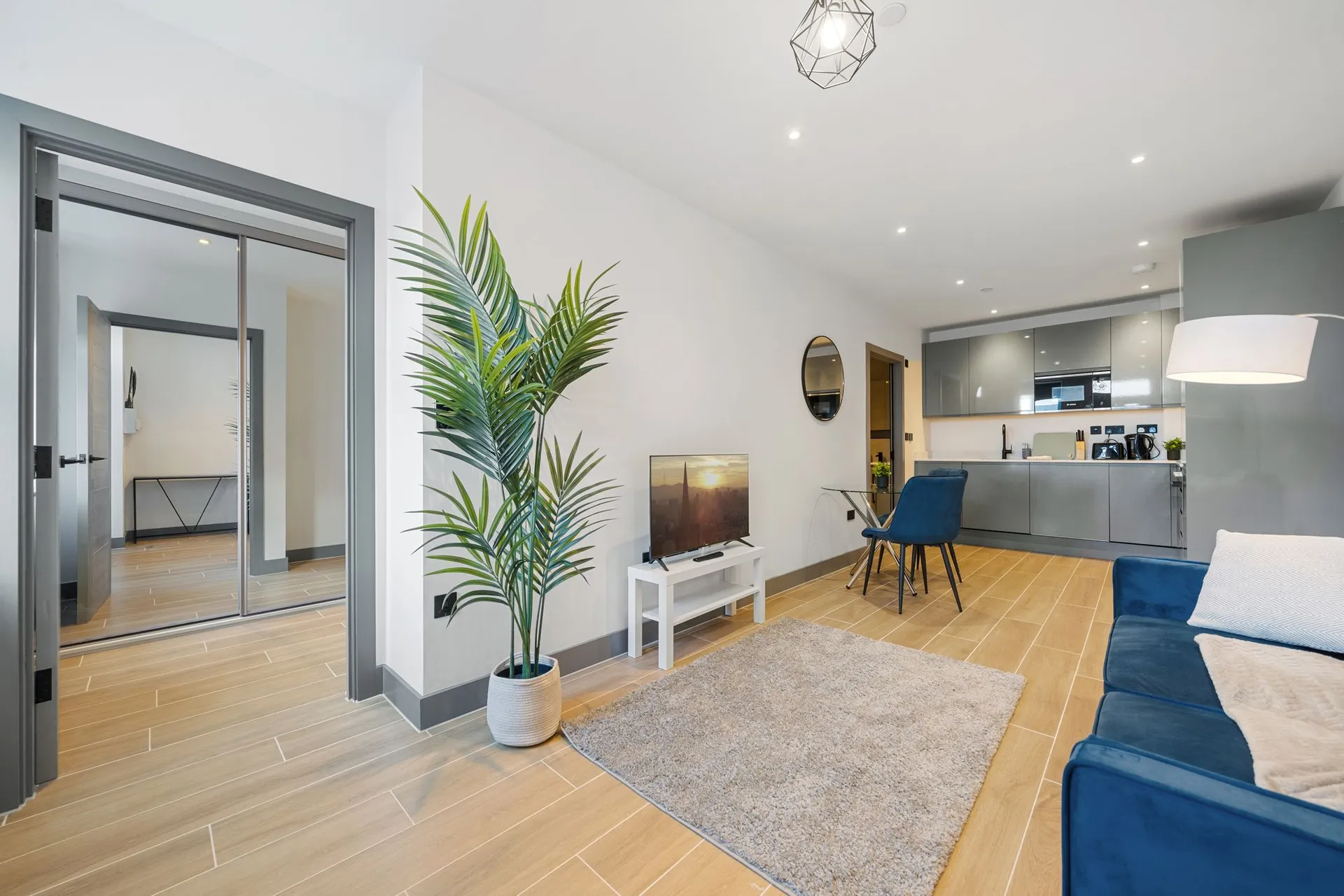 Flat Ballards Lane in Greater London