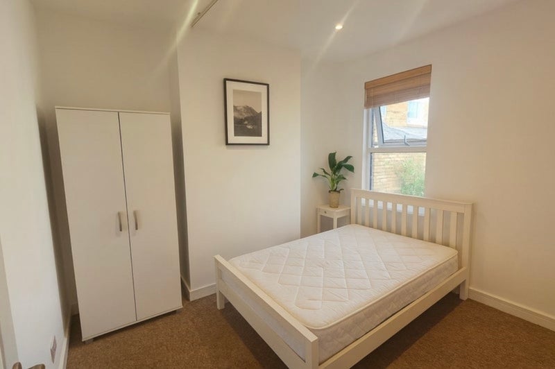 Room St Dunstan's Road in Greater London