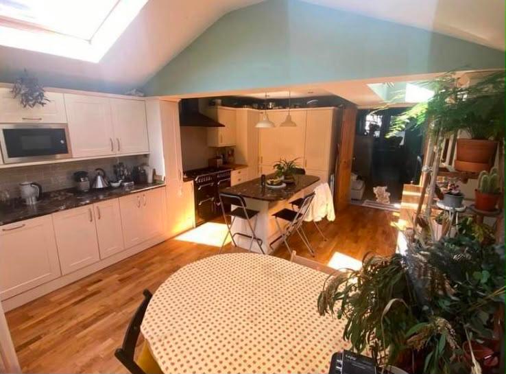 Room Revelon Road in Greater London