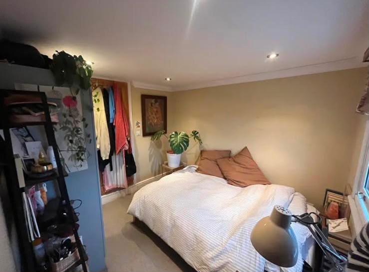 Room Revelon Road in Greater London