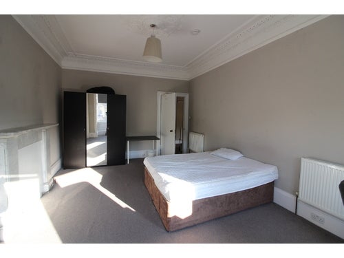 Flat Warrender Park Road in Edinburgh