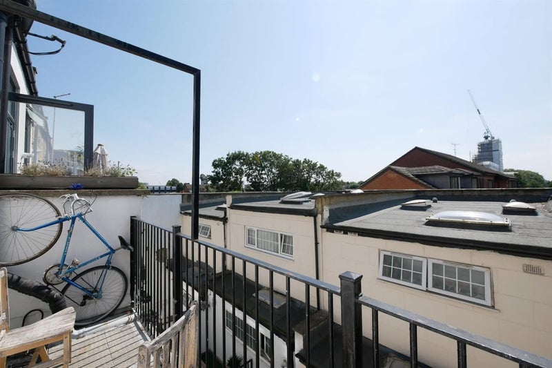 Room Evering Road in Greater London