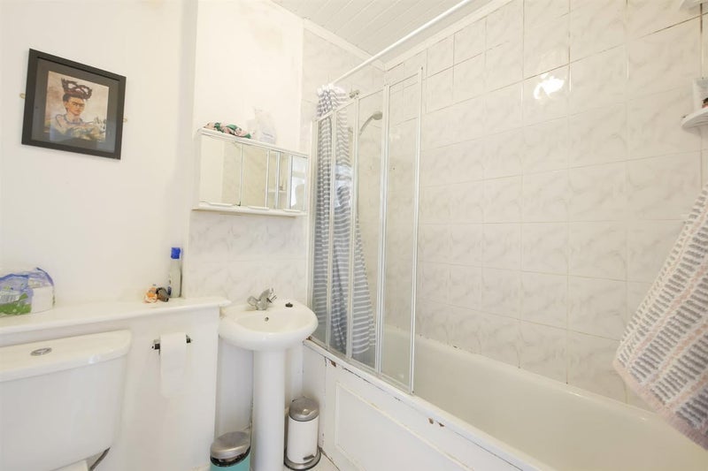 Room Evering Road in Greater London