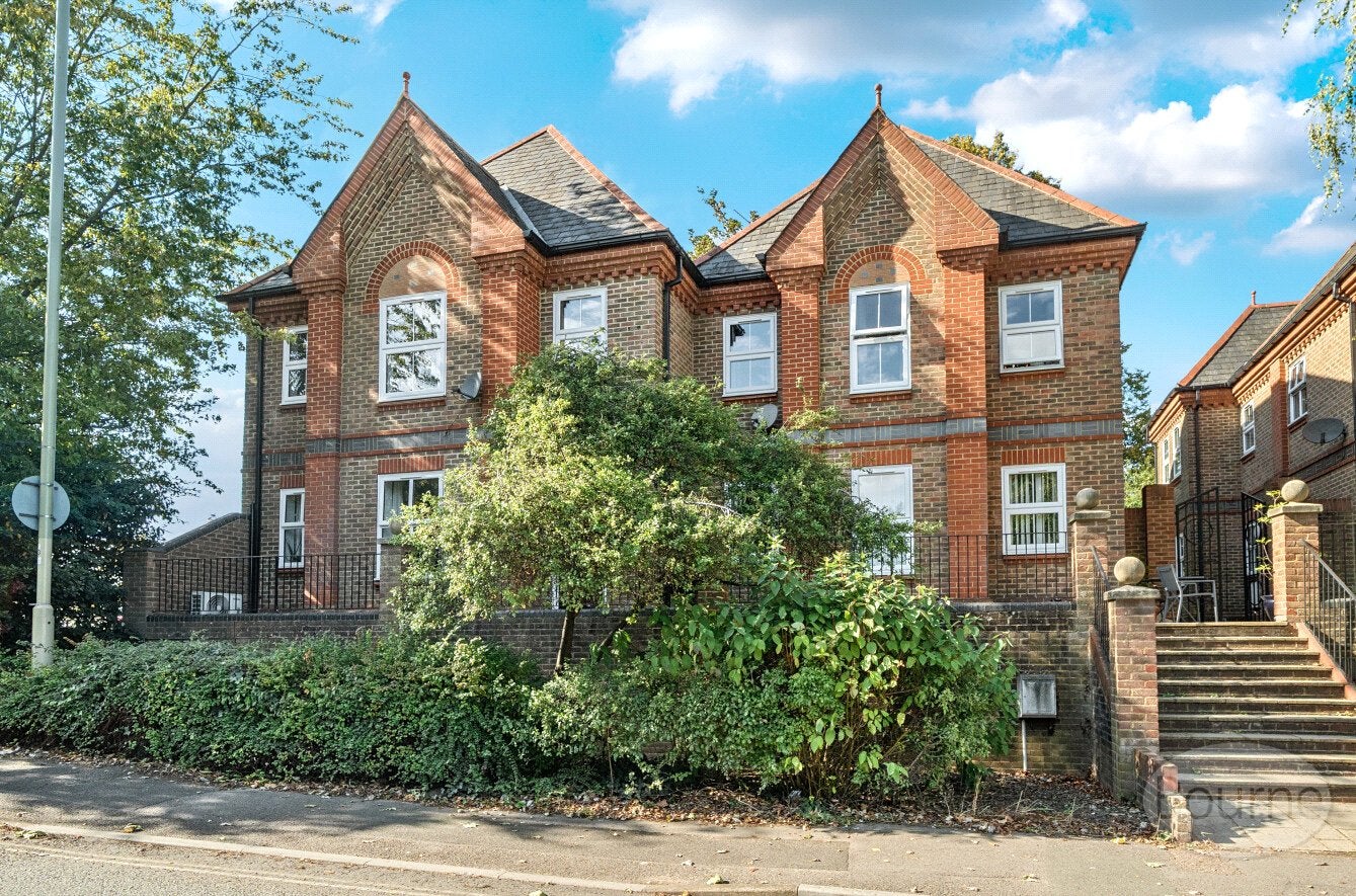 Flat Draymans Way in East Hampshire