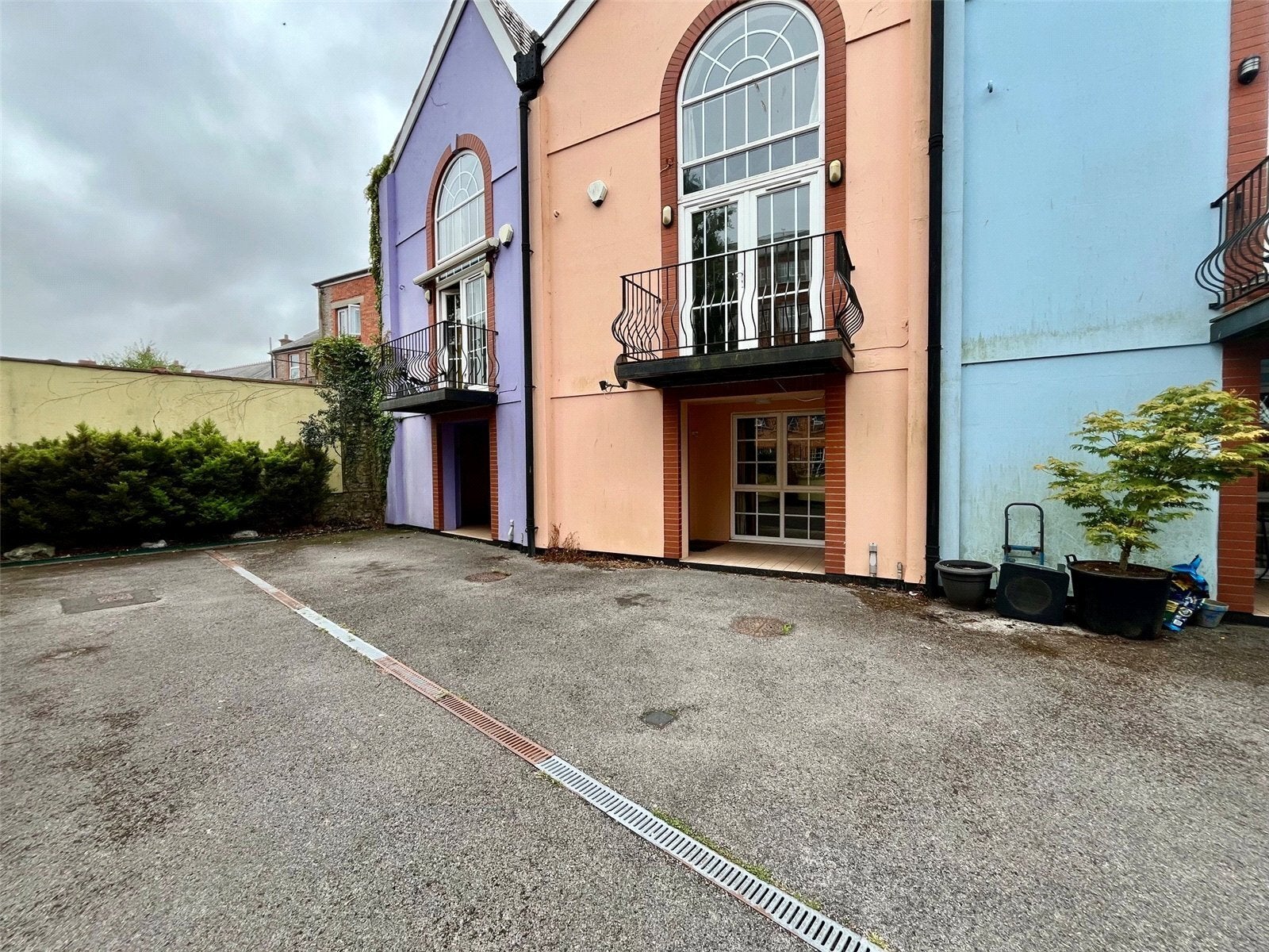 House Commercial Row in Chard