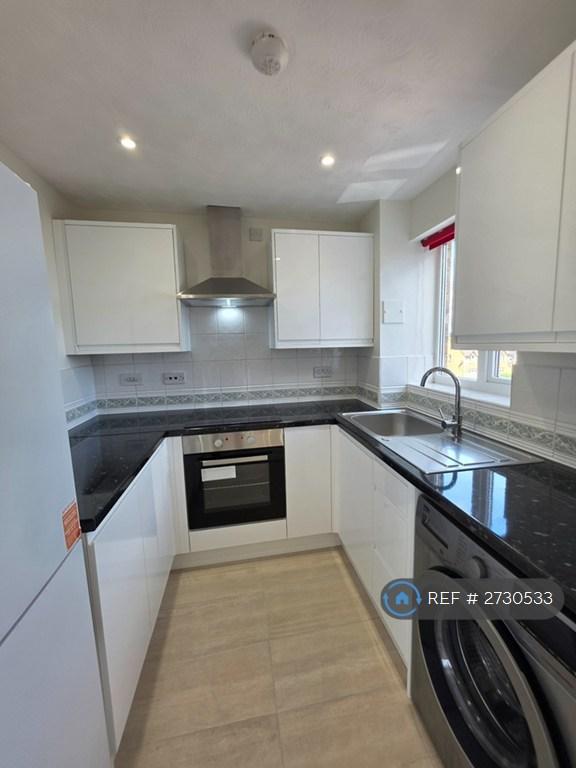 Flat St Leonards Close in Grays