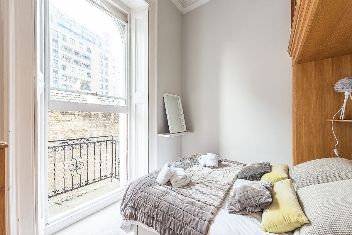 Flat Cornwall Gardens in Greater London