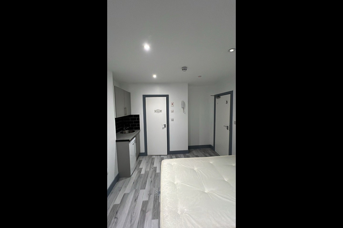 Room Summit Road in Greater London