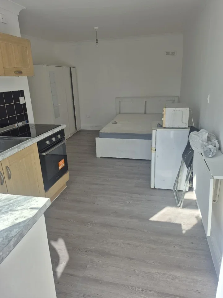 Flat Tring Avenue in Greater London