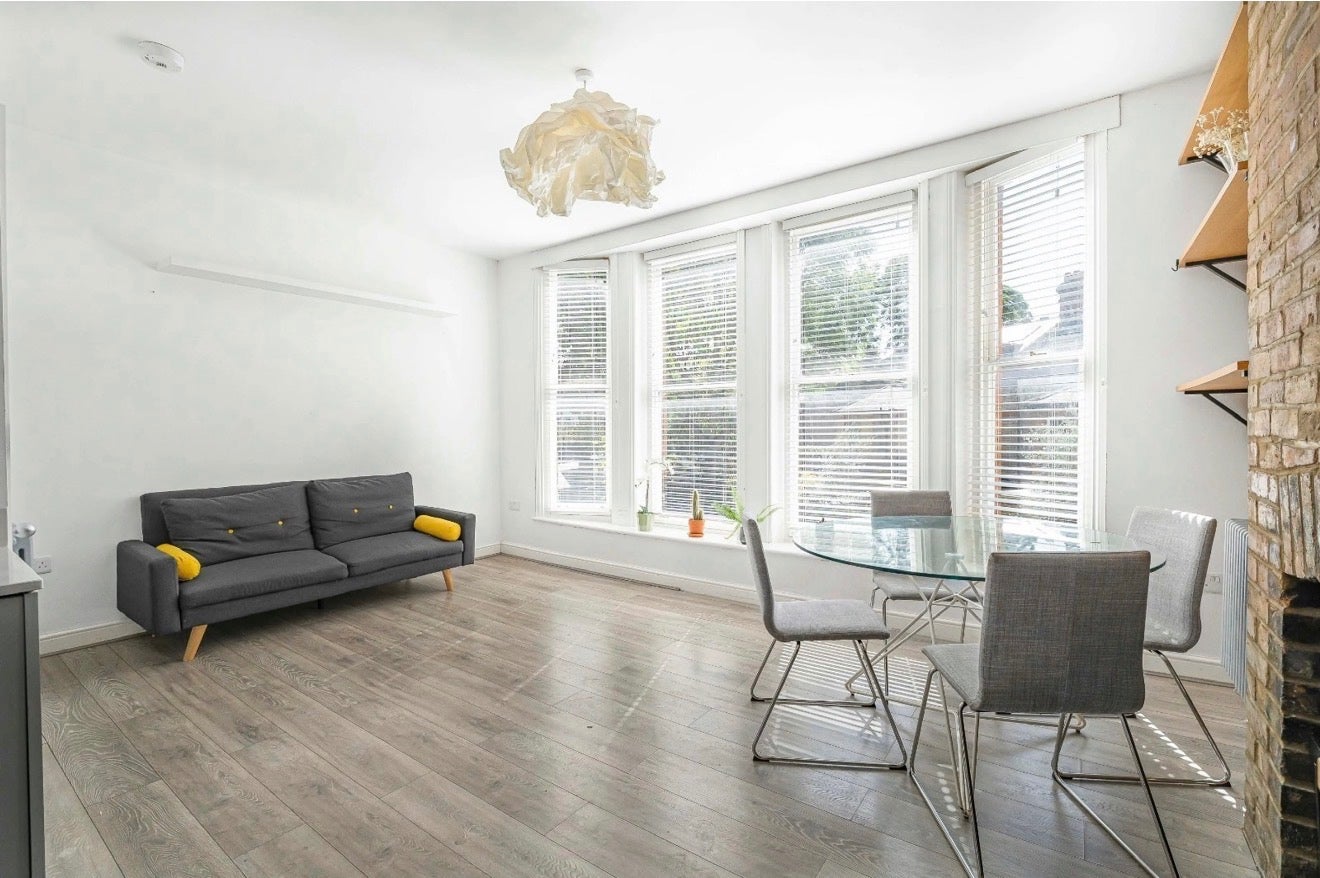 Flat Lindley Place in Greater London